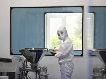 不負(fù)秋日好時(shí)光 ，亞歐廠里生產(chǎn)忙， 機(jī)器轟鳴干勁足，熱火朝天普新章！